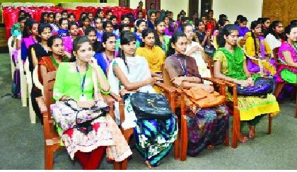  Do not underestimate any work: Uday Lodh - self-employment camp at Ratnagiri Gogate-Joglekar College | कोणत्याही कामाला कमी लेखू नका : उदय लोध- रत्नागिरी गोगटे-जोगळेकर महाविद्यालयात स्वयंरोजगार शिबिर