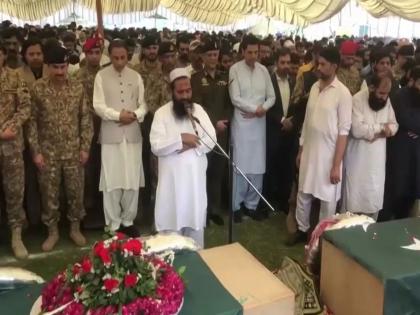 Operation Sindoor: Lashkar-e-Taiba Terrorists openly seen with Pakistani army officers | बिळातून बाहेर पडले, पाकिस्तानी सैन्य अधिकारी उघडपणे दहशतवाद्यांसोबत दिसले; हा घ्या पुरावा Operation Sindoor: Lashkar-e-Taiba Terrorists openly seen with Pakistani army officers | बिळातून बाहेर पडले, पाकिस्तानी सैन्य अधिकारी उघडपणे दहशतवाद्यांसोबत दिसले; हा घ्या पुरावा