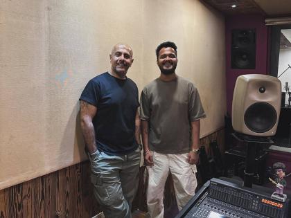 Rohit Raut s dream come true recorded first ever hindi film song with Vishal Dadlani | रोहित राऊतचं स्वप्न पूर्ण, विशाल ददलानींसोबत फोटो शेअर करत व्यक्त केल्या भावना