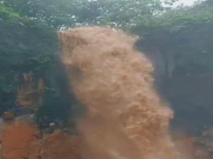 Rautwadi waterfall turns red due to heavy rain; Avoid the temptation of summer tourism | Kolhapur: मुसळधार पावसामुळे राऊतवाडी धबधब्याने घेतले रौद्ररूप; वर्षा पर्यटनाचा मोह टाळा