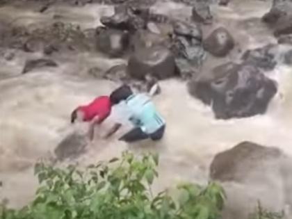 A young man who was swept away by the sound of a selfie in Rautwadi was saved | Kolhapur: राऊतवाडीत सेल्फीच्या नादात वाहत गेलेल्या युवकास वाचविले A young man who was swept away by the sound of a selfie in Rautwadi was saved | Kolhapur: राऊतवाडीत सेल्फीच्या नादात वाहत गेलेल्या युवकास वाचविले