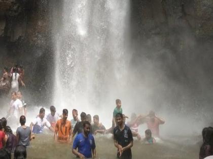 Ten rupees fee from tourists to see Rautwadi waterfall | Kolhapur: राऊतवाडी धबधबा पाहण्यास मोजावे लागणार पैसे, हुल्लडबाजी करणाऱ्या तरुणांवर करडी नजर 