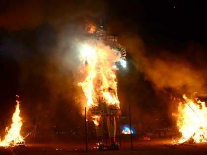 Ravan's combustion in the gajar of Shriram in Nagpur | नागपुरात श्रीरामाच्या गजरात रावण दहन