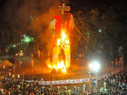 The 51-footed Ravana statue of Ambanagar combustion, Amravatikar did Tobabadi | 51 फुटांच्या रावण पुतळ्याचे अंबानगरीत दहन, अमरावतीकरांनी केली तोबागर्दी 