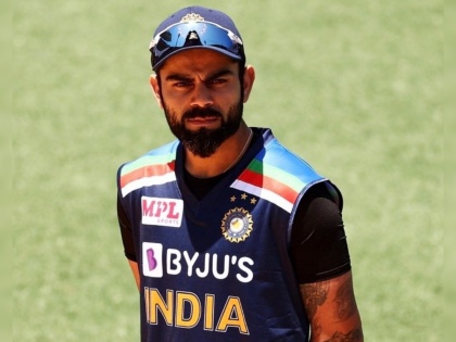 India vs Australia : When Indian bowlers are bowling, Ravi Shastri be like..., Photo Viral | India vs Australia : भारतीय गोलंदाजांची धुलाई होत असताना रवी शास्त्री काय करत होते ते पाहा, Photo Viral