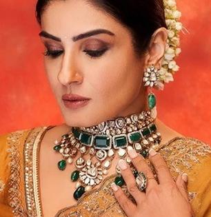 कपडे, दागिने मॅचिंग- मॅचिंग घालण्याची फॅशन आता गेली! पाहा कपड्यांच्या रंगानुसार कसे निवडायचे दागिने 