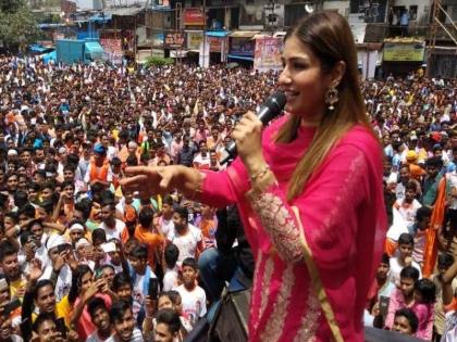 Raveena tandon in borivali for prakash surve dahi handi celebration | Video : बोरिवलीमधील प्रकाश सुर्वेंच्या दहीहंडीला अभिनेत्री रवीना टंडनने लावली हजेरी