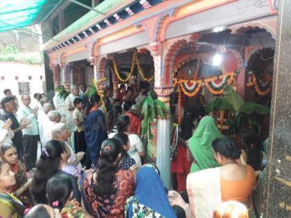 The crowd of devotees in the area including the city of Raver to see Sanjivan Samadhi | संजीवन समाधीच्या दर्शनासाठी रावेर शहरासह परिसरातील भाविकांची गर्दी