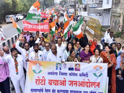 In Akola, the 'Roti Bachao' march of Congress along with hundreds of activists hit the collectorate office | अकोल्यात कॉंग्रेसचा ‘रोटी बचाओ’ मोर्चा शेकडो कार्यकर्त्यांसह जिल्हाधिकारी कार्यालयात धडक