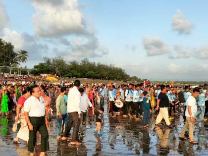 The Koli brothers offered coconuts to the sea | कोळी बांधवांनी केला सागराला नारळ आर्पण