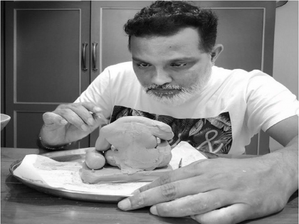 Photo: Director Ravi Jadhav carves his own Ganpati Idol | मातीपासून मूर्तीपर्यंत, दिग्दर्शक रवी जाधवने साकारला इको फ्रेंडली 'बाप्पा' !