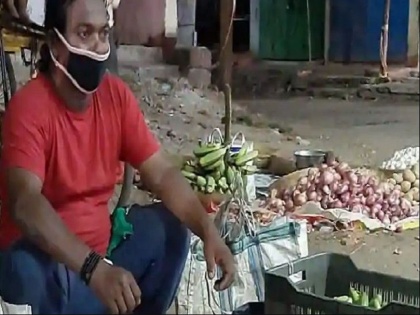 Popular Odia Film Comedian Black Ravi Forced To Sell Vegetables On Road During Lock Down-SRJ | उदरनिर्वाहासाठी या प्रसिद्ध कलाकारावर आली भाजी विकण्याची वेळ, यातून कमावतोय पैसे