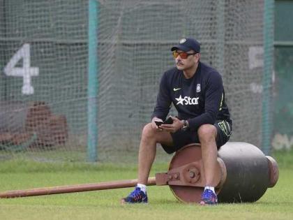 India vs England Test: ... and after Ravi Shastri anger curator to reduce the grass on the pitch, see the video | India Vs England Test : ... अन्  रवी शास्त्रींच्या त्राग्यानंतर खेळपट्टीवरचे गवत कमी केले, पाहा हा व्हिडीओ