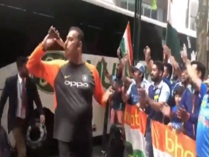 India vs Australia 3rd Test: Head Coach Ravi Shastri spotted drinking beer after 137-run win -Video | IND vs AUS 3rd Test : रवी शास्त्रींना विजयाची झिंग; सार्वजनिक ठिकाणी घेतली बिअर