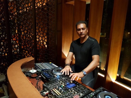 Ravi Shastri becomes 'DJ Babu' for new year | नवीन वर्षाच्या स्वागतासाठी रवी शास्त्री बनले 'DJ वाले बाबू'