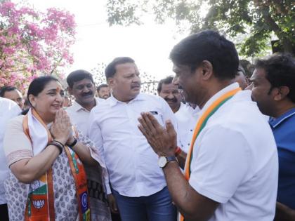 Sunetra Pawar of Mahayuti Rabindra Dhangekar of Mahavikas Aghadi during the campaign meeting | महायुतीच्या सुनेत्रा पवार, महाविकास आघाडीचे रवींद्र धंगेकर यांची प्रचारादरम्यान अचानक भेट