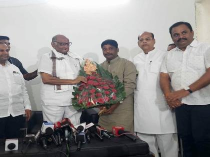 congress pune lok sabha election 2024 candidate ravindra dhangekar meet ncp sharad pawar and criticised bjp murlidhar mohol | Ravindra Dhangekar Meet Sharad Pawar: रवींद्र धंगेकरांनी घेतली शरद पवारांची भेट, मोहोळांवर टीका; म्हणाले, “आमच्याकडे वस्ताद आहे”