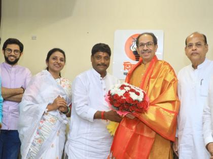 congress ravindra dhangekar meet thackeray group chief uddhav thackeray at matoshree mumbai | Maharashtra Politics: “भाजपचा किल्ला भुईसपाट करु शकतो हे जनतेने दाखवले, सर्व विरोधक एकत्र आल्यास जिंकू शकतो”