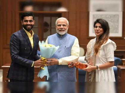 MLA Rivaba Jadeja has informed that Team India player Ravindra Jadeja has accepted the membership of BJP | Ravindra Jadeja Joined BJP : रवींद्र जडेजाची राजकारणात एन्ट्री! आमदार पत्नी रिवाबाने दिली माहिती