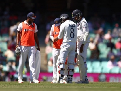 India vs Australia, 3rd Test Day 3 : Ravindra Jadeja suffered a blow to his left thumb while batting. He has been taken for scans | India vs Australia, 3rd Test : रिषभ पंतनंतर रवींद्र जडेजालाही नेण्यात आलं हॉस्पिटलमध्ये, टीम इंडियाला धक्का?