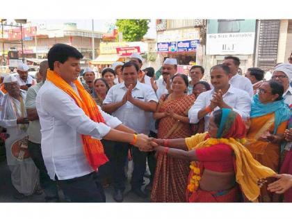 Departure of Rukminimata's palanquin to Pandharpur; mla ravi rana enjoyed playing fugdi | Video : ‘रुक्मिणीवल्लभ कृष्ण हरी’चा जयघोष; आमदार रवी राणांनी वारकऱ्यांसोबत घातली फुगडी