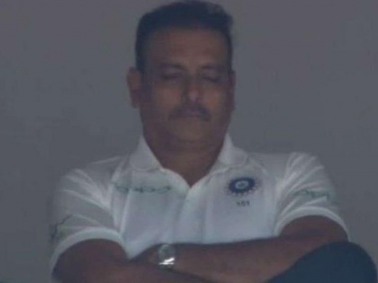 India vs England 1st Test: sleepy Ravi Shastri | India vs England 1st Test: शास्त्री मास्तरांना पेंग आली अन्...