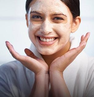 कच्चं दूध चेहऱ्यासाठी ठरतं वरदान, पाहा काय मिळतात फायदे आणि कसं वापराल