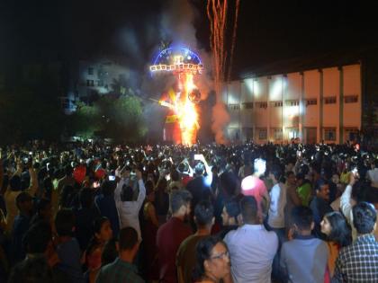  Vijayottasav: Ramkunda along with a crowd of people in Gandiragar and Maniknagar | विजयोत्सव : रामकुंडासह गांधीनगर व माणिकनगरमध्ये रावणदहनाच्या उत्सवाला लोटली गर्दी