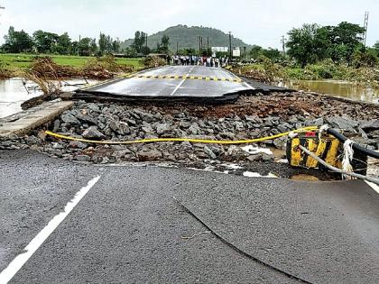 The road crosses the Rayata Bridge again | रायता पुलाच्या रस्त्याला पुन्हा भगदाड