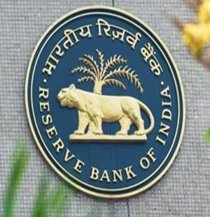 देशातील या दोन मोठ्या बँकांवर रिझर्व्ह बँकेची कारवाई, ठोठावला लाखोंचा दंड; ग्राहकांवर काय परिणाम होणार?