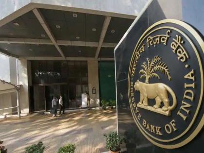 The Reserve Bank fills the government coffers, leaving customers' pockets empty! | रिझर्व्ह बँक सरकारी तिजोरी भरते, ग्राहकांचे खिसे फाटकेच! The Reserve Bank fills the government coffers, leaving customers' pockets empty! | रिझर्व्ह बँक सरकारी तिजोरी भरते, ग्राहकांचे खिसे फाटकेच!