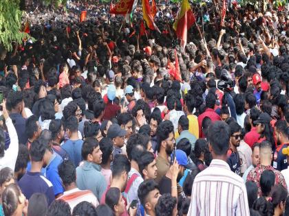 Bengaluru Stampede: People lost their lives in a stampede outside the stadium, RCB players were felicitated inside within 10 minutes | स्टेडियमबाहेर चेंगराचेंगरीत लोकांचा जीव गेला, आतमध्ये १० मिनिटांत RCB खेळाडूंचा सत्कार उरकला Bengaluru Stampede: People lost their lives in a stampede outside the stadium, RCB players were felicitated inside within 10 minutes | स्टेडियमबाहेर चेंगराचेंगरीत लोकांचा जीव गेला, आतमध्ये १० मिनिटांत RCB खेळाडूंचा सत्कार उरकला