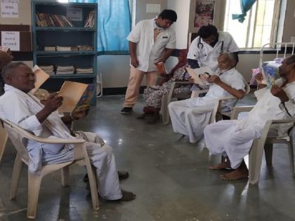 patients get 'Inspiration' with books, including treatments | उपचारांसह पुस्तकांतून रुग्णांना मिळतेय ‘प्रेरणा’