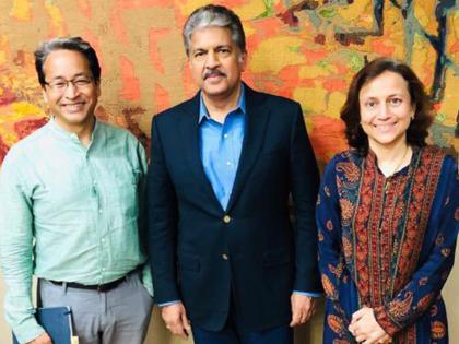 anand mahindra meet sonam wangchuk and his wife geetanjali photo goes viral on internet | रिअल लाईफ रँचोला भेटले आनंद महिंद्रा, त्यानंतर झालेली गोष्ट वाचून तुम्हाला वाटेल अभिमान