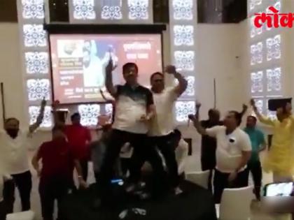 after devendra fadnavis declered eknath shinde as chief minister all shiv sena rebel mla dance in goa got viral | मुंबईत शिंदे सरकारची घोषणा अन् गोव्यात बंडखोर आमदारांचा झिंगाट डान्स; व्हिडिओ पाहाच