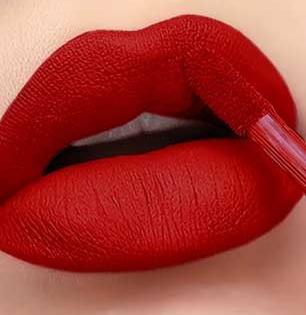 लाल रंगाची लिपस्टिक लावली तर ‘या’ देशात थेट टाकलं जातं तुरुंगात, पाहा रेड लिपस्टिक बॅन असण्याचं कारण