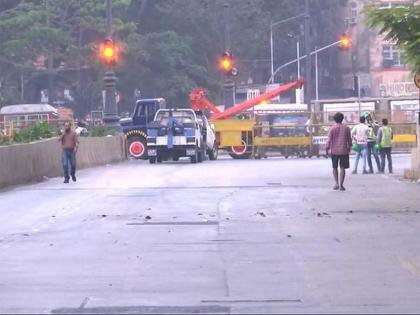 Mumbai CST Bridge Collapse: "Those" red signals saved many lives | Mumbai CST Bridge Collapse: "त्या" रेड सिग्नलमुळे अनेकांचे जीव वाचले