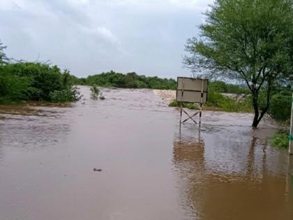 Pune-Solapur districts lost connectivity due to heavy rains; Nira river floods | जोरदार पावसामुळे पुणे-सोलापूर जिल्ह्यांचा संपर्क तुटला; नीरा नदीला पूर