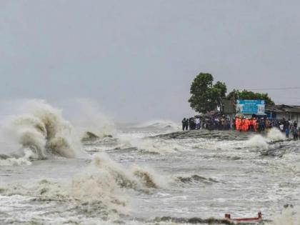 Cyclone Remal hits, wreaks havoc after midnight; 10 dead, 1.5 million without electricity | रेमल चक्रीवादळाचा तडाखा, मध्यरात्रीनंतर केला विनाश; १० ठार, दीड लाख लाेक विजेविना