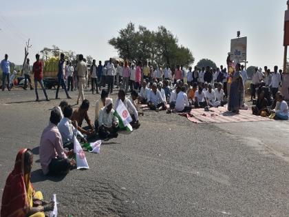 After returning the money, start the highway; Farmers' rastaroko at Pangaon Phata | मोबदला दिल्यानंतर महामार्गाचे काम सुरु करा; पानगाव फाटा येथे शेतकऱ्यांचा रस्तारोको 