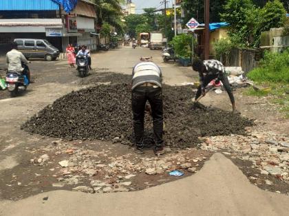 Finally, after the break of rain, the road repair in Ulhasnagar got time | अखेर पावसाच्या विश्रांतीनंतर उल्हासनगरातील रस्ते दुरुस्तीला मिळाला मुहूर्त