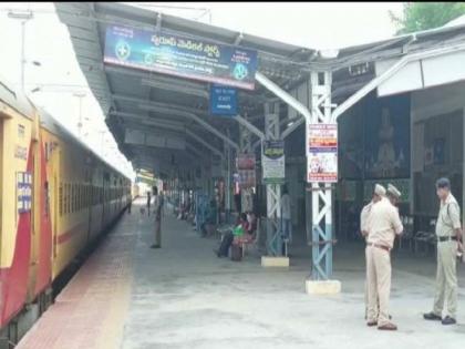 Andhra Pradesh: Pregnant woman gang-raped at railway station, husband beaten in front of children | Andhra Pradesh: रेल्वे स्टेशनवर गरोदर महिलेवर सामूहिक बलात्कार, मुलांसमोर पतीला बेदम मारहाण