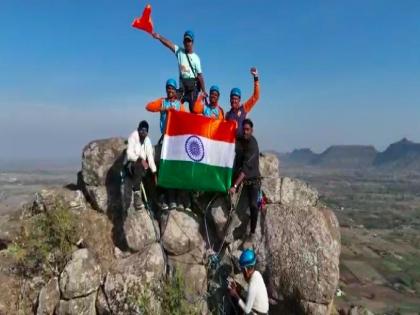 Climbers of Kalyan climbed the thumbs up cone in 75 minutes | कल्याणच्या गिर्यारोहकांनी ७५ मिनिटात सर केला थम्स अप सुळका