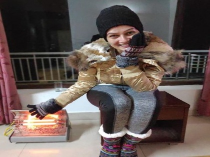 Resham Tipnis enjoying cool winter in Kasuali | रेशम टिपणीस म्हणतेय थंडा थंडा कुल कुल, कसौलीतील गारेगार वातावरणाचा घेतेय आनंद