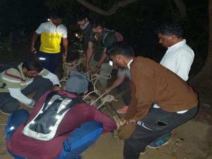 Climbers rush to find trekker's body on Dhak hill near Karjat; Kelly exercises for 10 hours | कर्जत जवळच्या ढाक डोंगरात ट्रेकरचा मृतदेह शोधण्यासाठी धावले गिर्यारोहक; केली १० तासांची कसरत