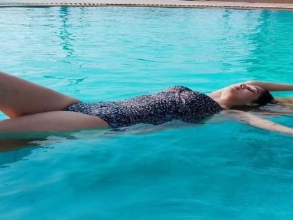 Resham Tipnis Always A Water Baby, Says She Is Fitness Enthusiast | रेशम ‘जल की रानी है’…. पोहण्याची आवड आणि फिटनेस फ्रिक असलेल्या रेशमचा हा फोटो व्हायरल…