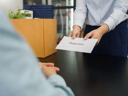 Resigned on the first day of work, HR got angry after hearing the reason, chat went viral on social media | नोकरीच्या पहिल्याच दिवशी दिला राजीनामा, कारण ऐकून HR भडकली, सोशल मीडियावर चॅट व्हायरल केली Resigned on the first day of work, HR got angry after hearing the reason, chat went viral on social media | नोकरीच्या पहिल्याच दिवशी दिला राजीनामा, कारण ऐकून HR भडकली, सोशल मीडियावर चॅट व्हायरल केली