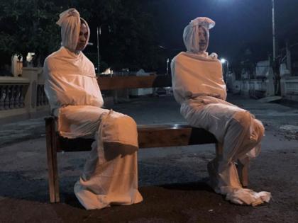 Coronavirus: People in Indonesia dress up as ghosts to scare villagers off roads api | Coronavirus: लोकांना कोरोनापासून वाचवण्यासाठी ते झाले 'भूत' अन्....