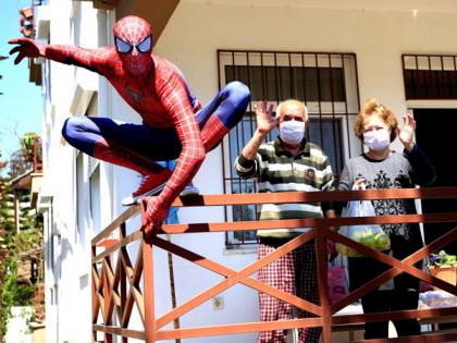 Lockdown : Man dresses up as spiderman and helps Neighbours with essential items api | Lockdown : 'हा' रिअल लाईफ 'स्पायडरमॅन' वयोवृद्धांपर्यंत पोहोचवतोय दूध अन् भाजी!