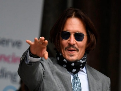 Johnny Depp’s ex-security guard says he acts like Jack Sparrow in real life | जॅक स्पॅरो म्हणजेच जॉनी डेपबाबत त्याच्या एक्स-बॉडीगार्डकडून खुलासा, पत्नीबाबतही म्हणाला....